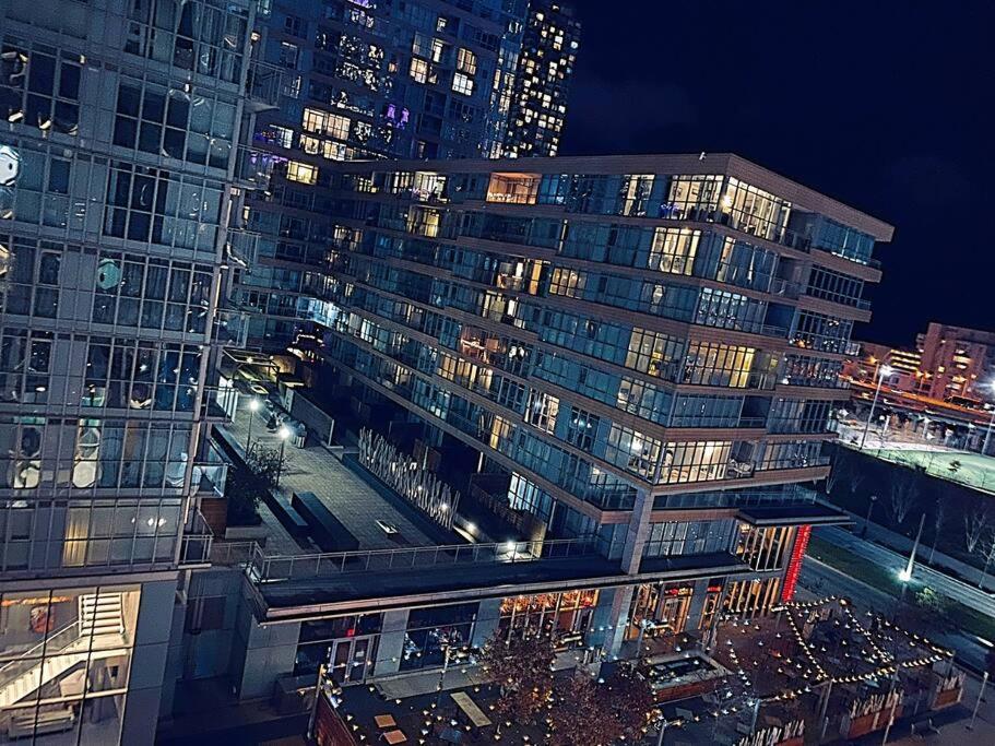 Stunning Condo Wit Amazing View 5Mins From Cntower Торонто Экстерьер фото