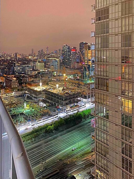 Stunning Condo Wit Amazing View 5Mins From Cntower Торонто Экстерьер фото